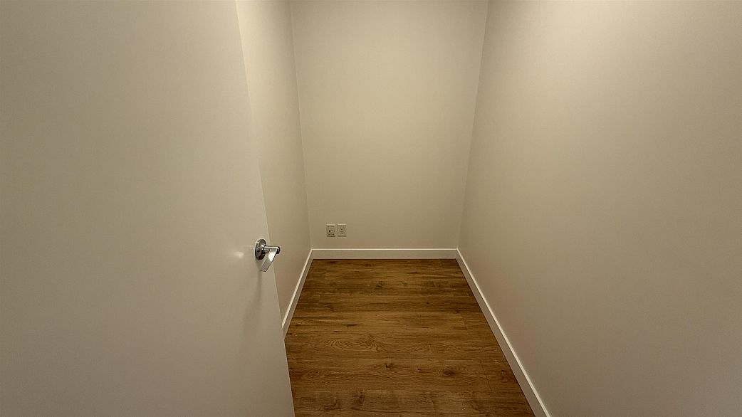 3008 909 Mainland Street