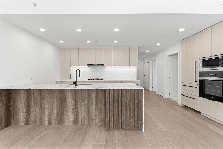 204 3590 W 39th Avenue