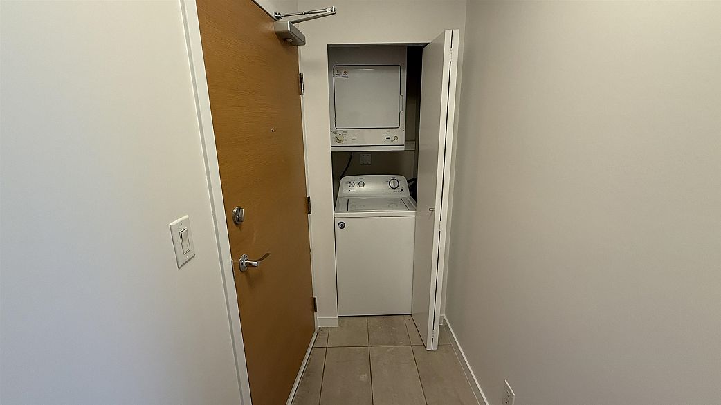 3008 909 Mainland Street