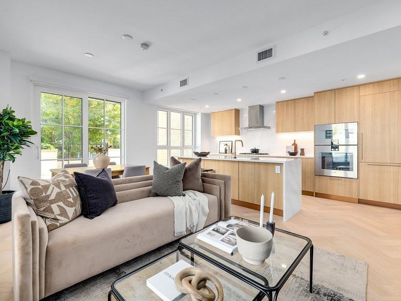 203 2096 W 47th Avenue