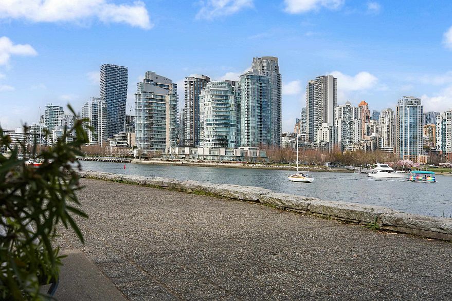 204 3168 Laurel Street