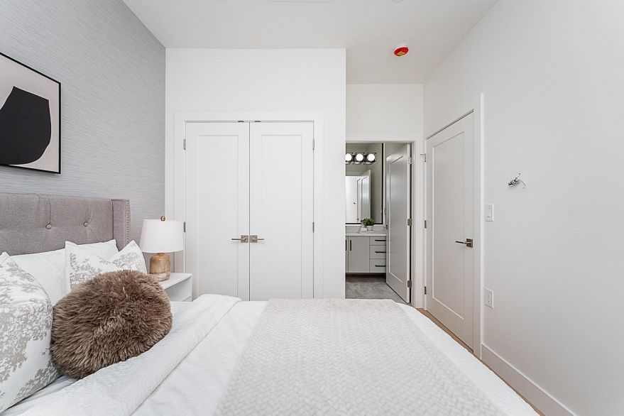 2 2837 Oliver Crescent