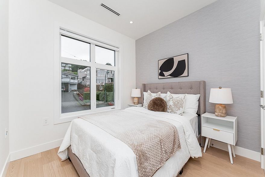 2 2837 Oliver Crescent