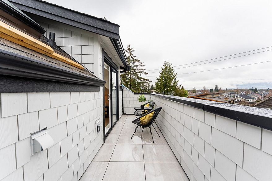 2 2837 Oliver Crescent