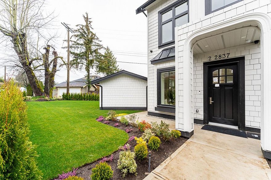 2 2837 Oliver Crescent