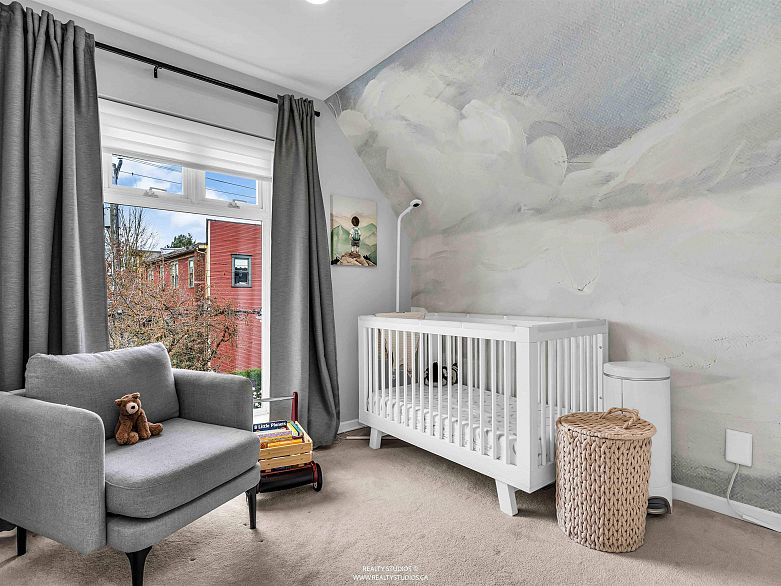 4 2315 W 10th Avenue