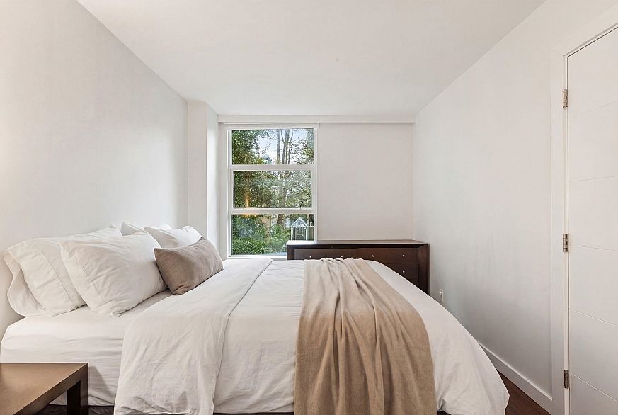 201 1225 Barclay Street