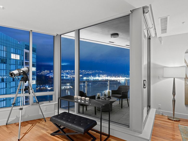 2803 1077 W Cordova Street