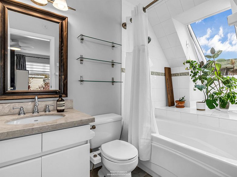 4 2315 W 10th Avenue