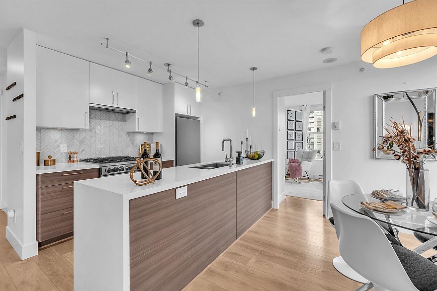 2504 969 Richards Street