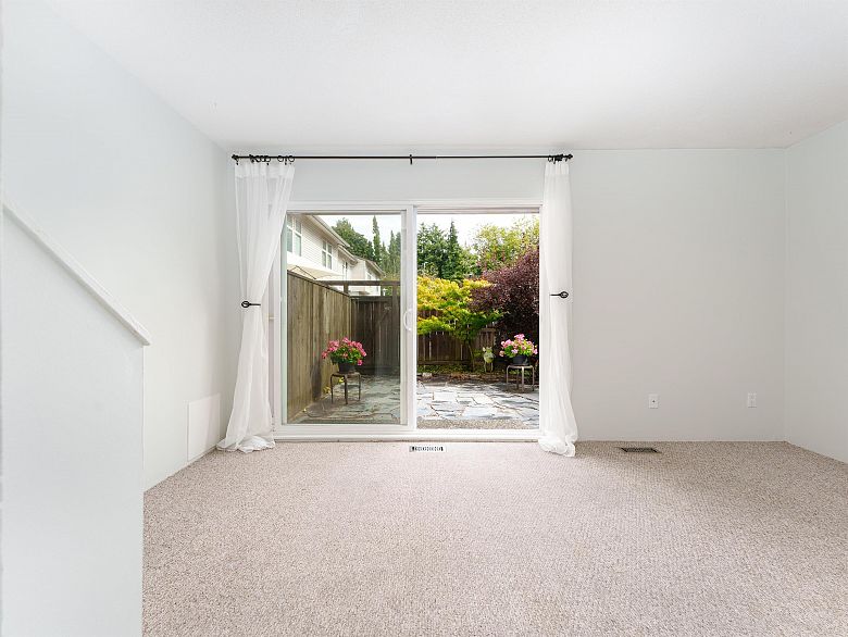 5 3554 E 49th Avenue