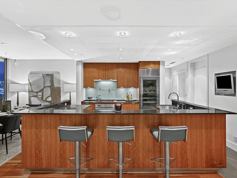 2803 1077 W Cordova Street