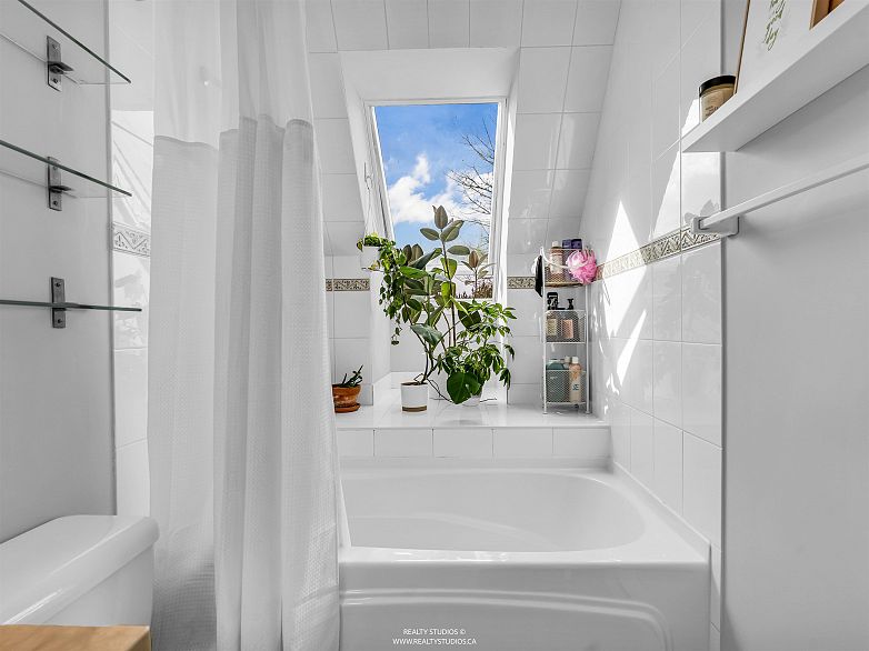 4 2315 W 10th Avenue