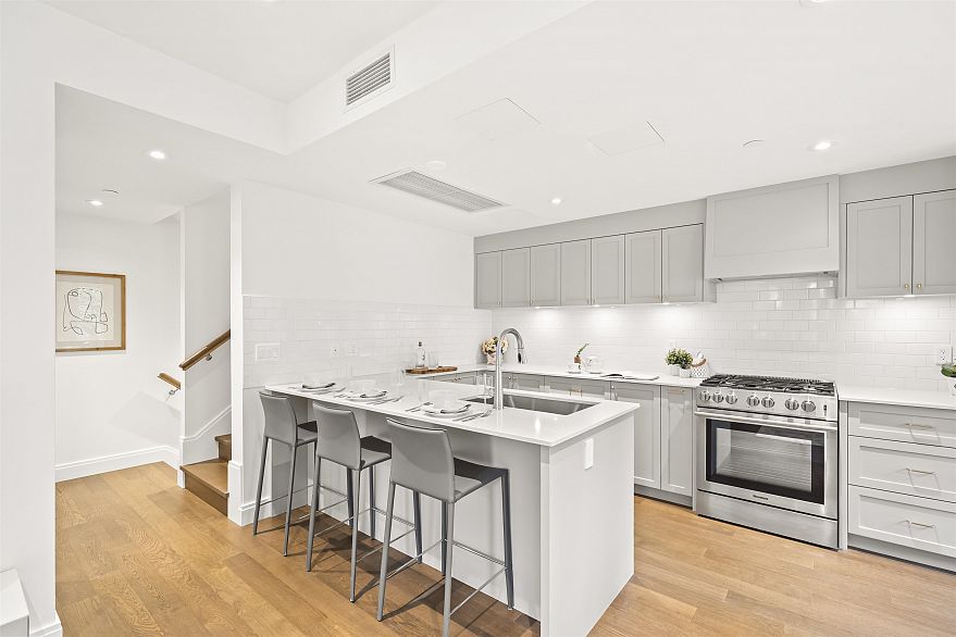 2 5819 Highbury Street