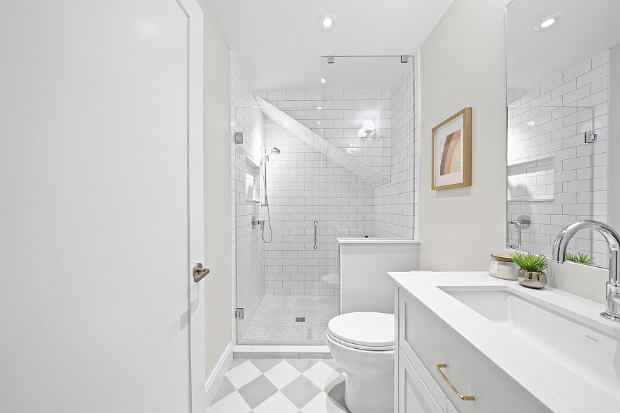 2 5819 Highbury Street