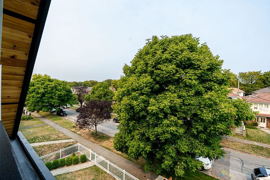 1 2248 E 48th Avenue