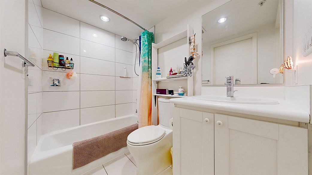 905 66 W Cordova Street