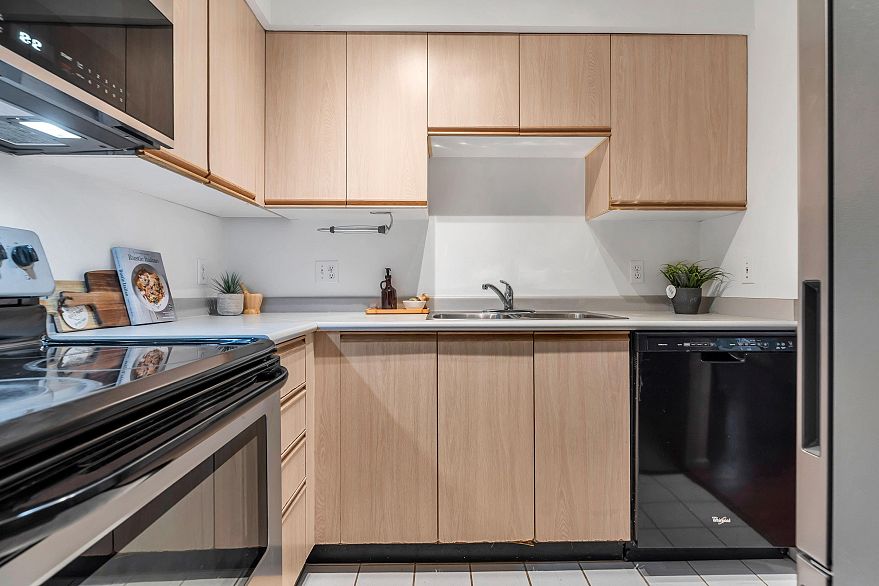 406 2133 Dundas Street