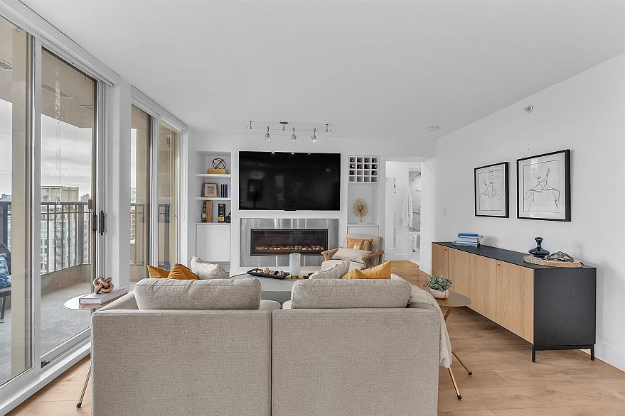 2504 969 Richards Street