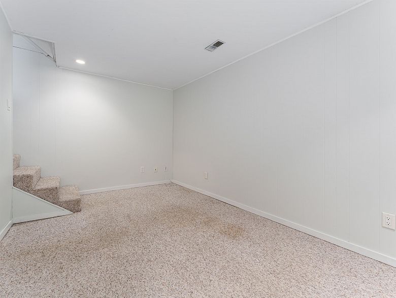 5 3554 E 49th Avenue