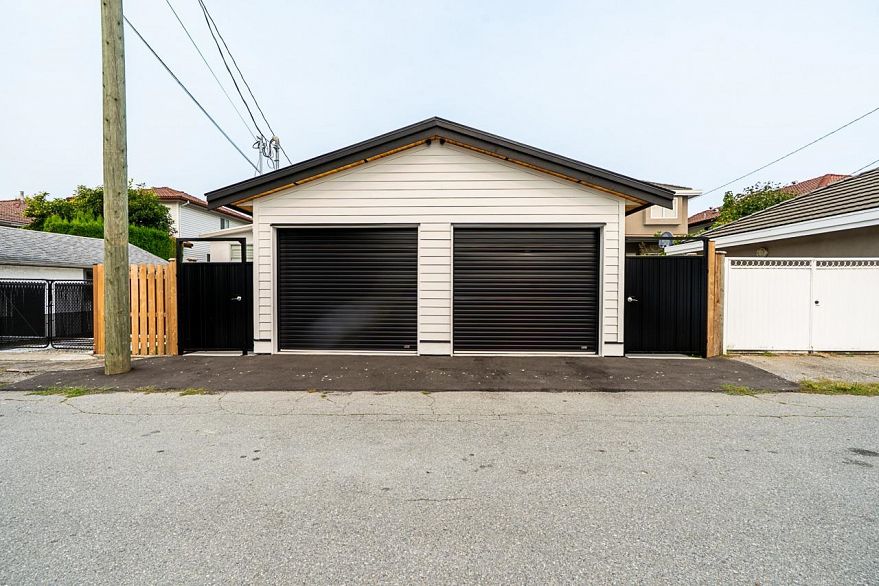 1 2248 E 48th Avenue