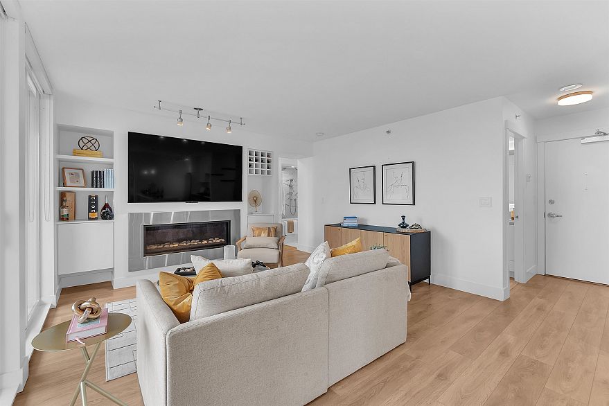 2504 969 Richards Street