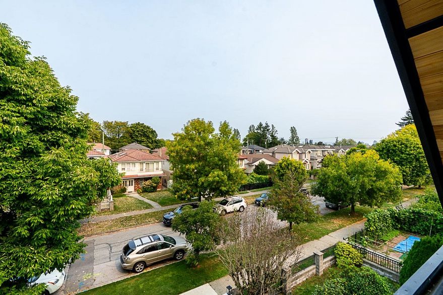 1 2248 E 48th Avenue