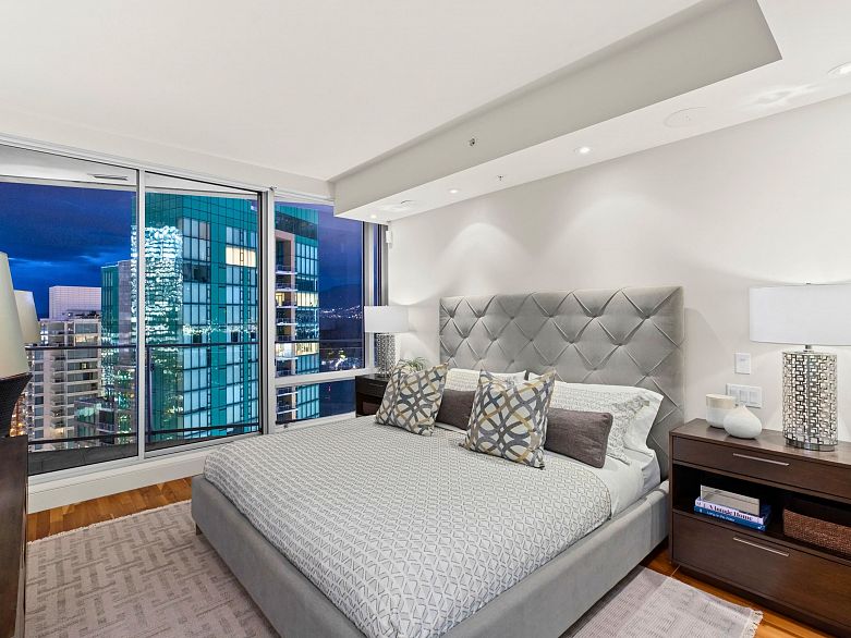 2803 1077 W Cordova Street