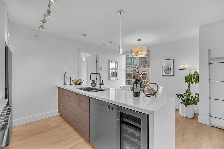 2504 969 Richards Street