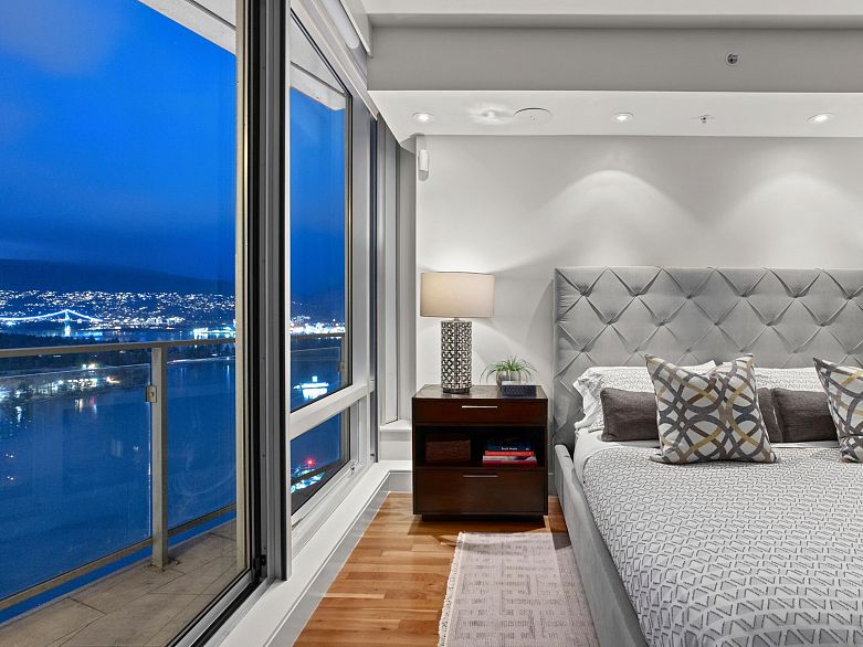 2803 1077 W Cordova Street