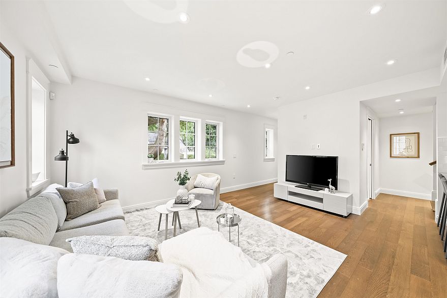 2 5819 Highbury Street