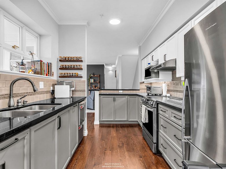 4 2315 W 10th Avenue