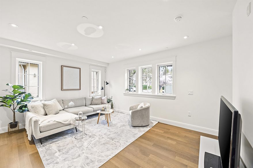 2 5819 Highbury Street