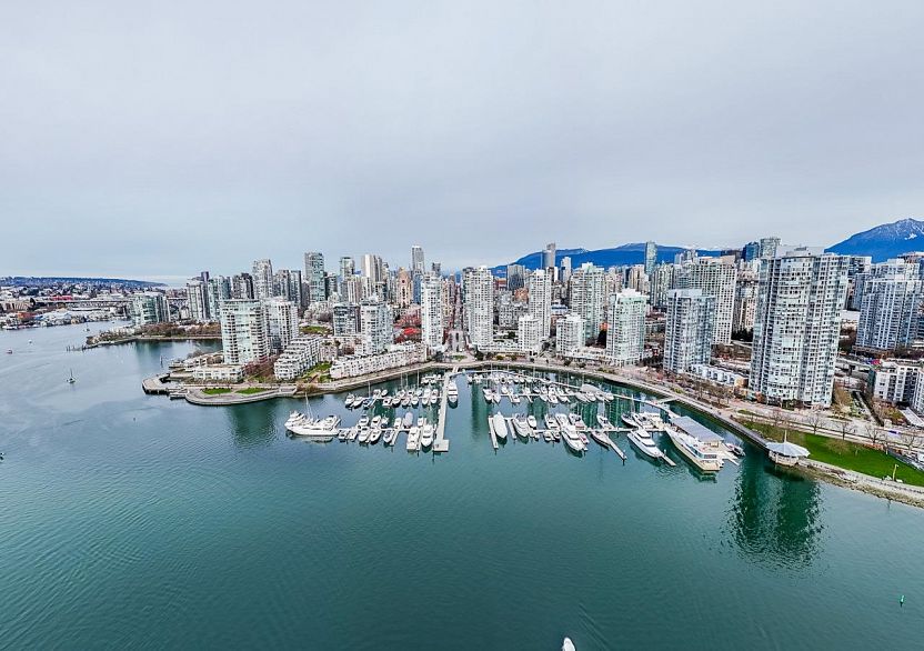 D7 1088 Marinaside Crescent