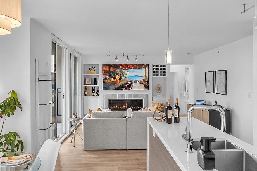 2504 969 Richards Street