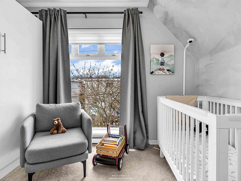 4 2315 W 10th Avenue