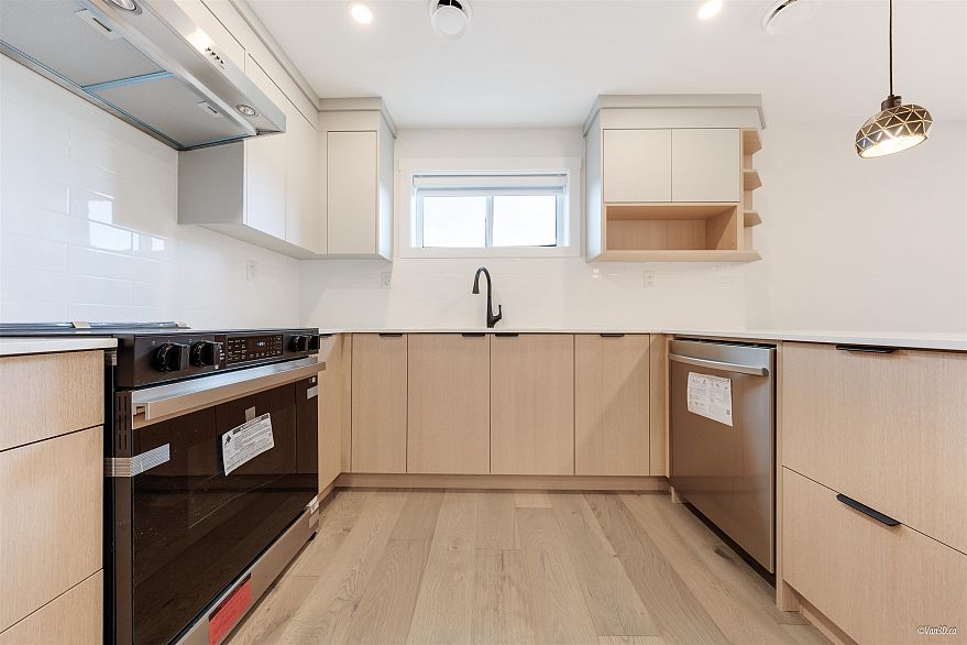 202 5092 Slocan Street