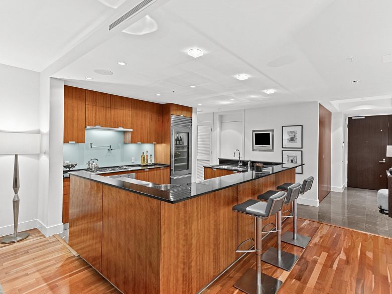 2803 1077 W Cordova Street