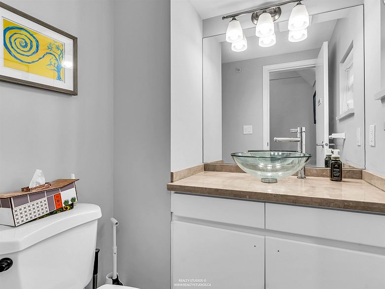 4 2315 W 10th Avenue