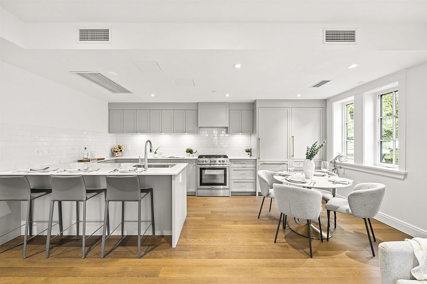 2 5819 Highbury Street