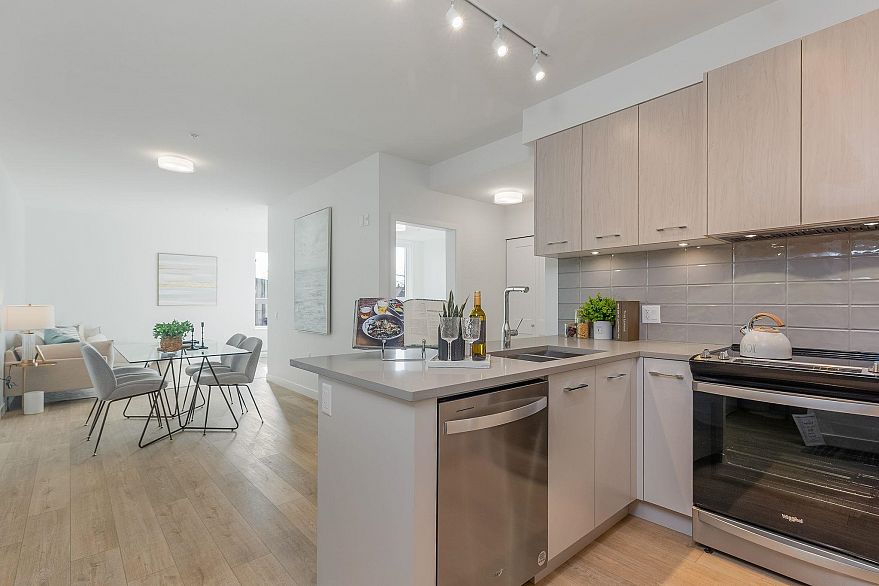 303 4933 Clarendon Street