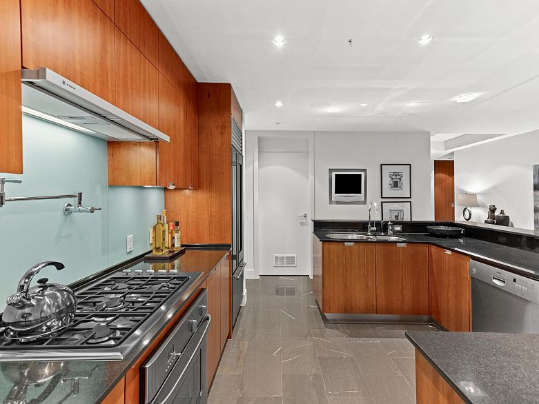 2803 1077 W Cordova Street