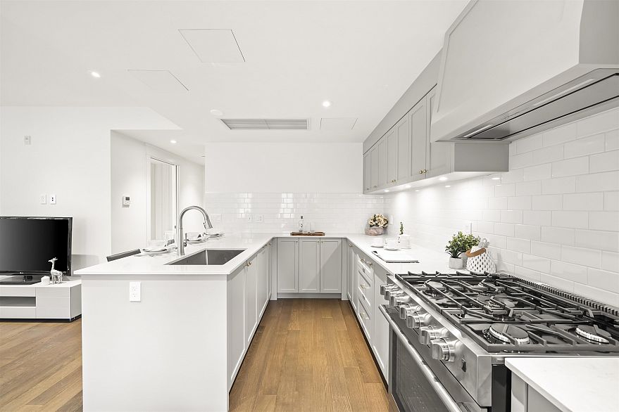 2 5819 Highbury Street