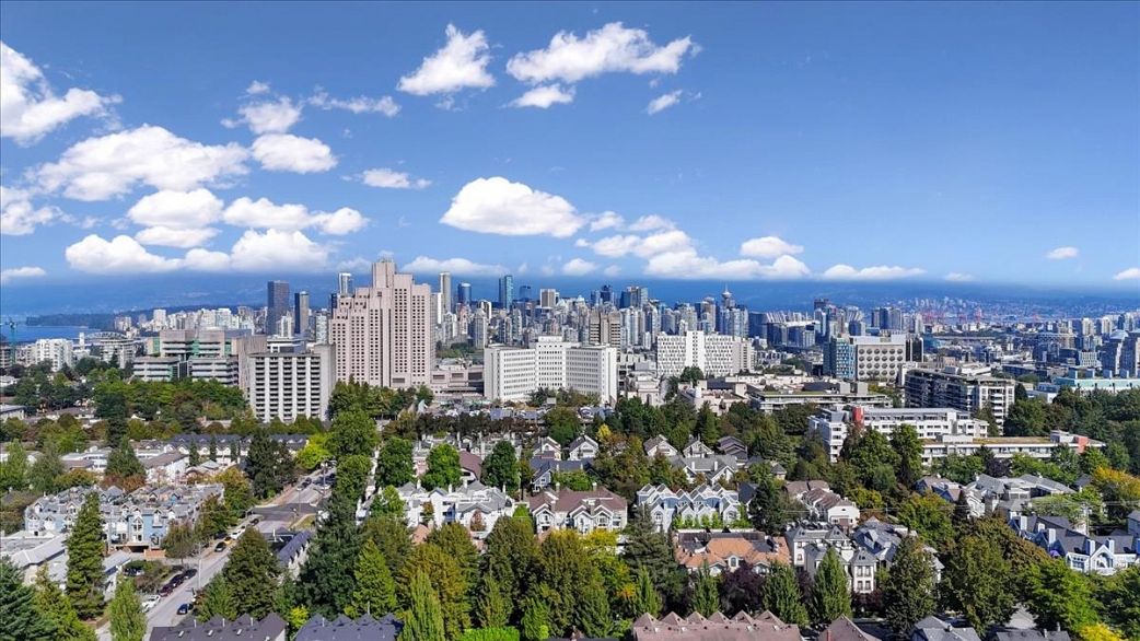 307 876 W 16th Avenue