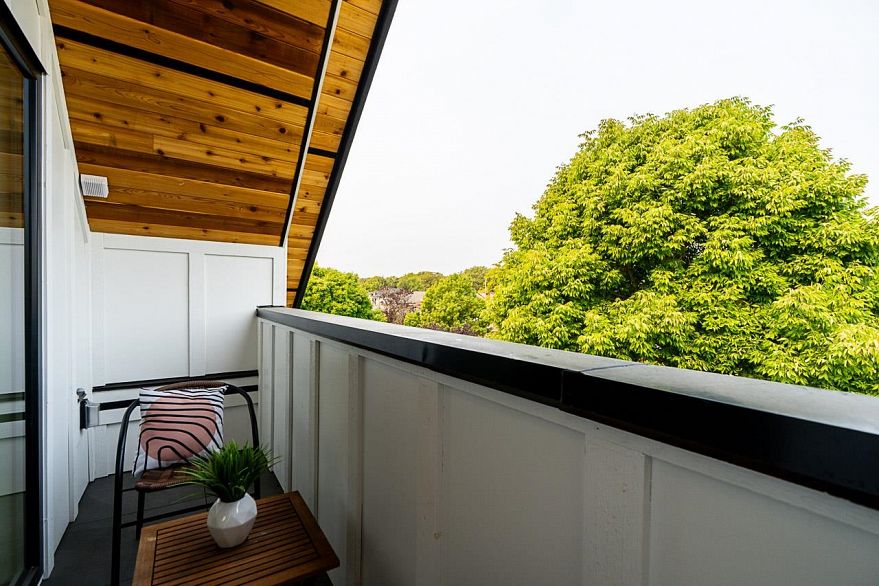 1 2248 E 48th Avenue