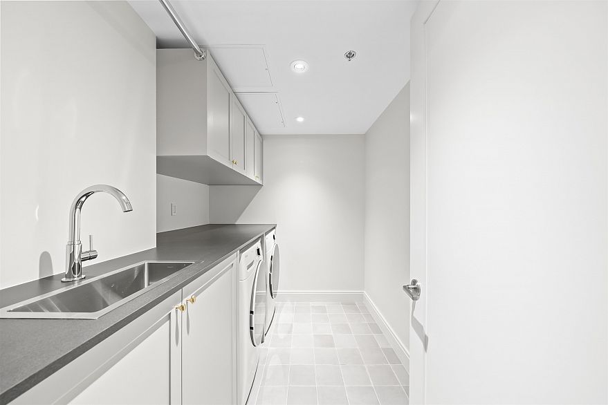 2 5819 Highbury Street