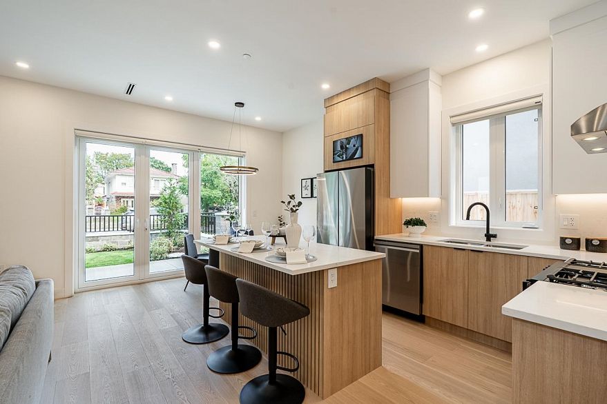 1 2248 E 48th Avenue