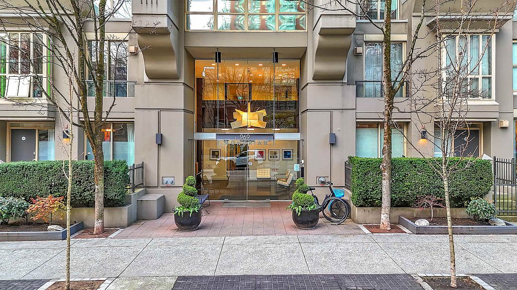 2504 969 Richards Street