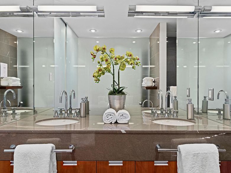 2803 1077 W Cordova Street