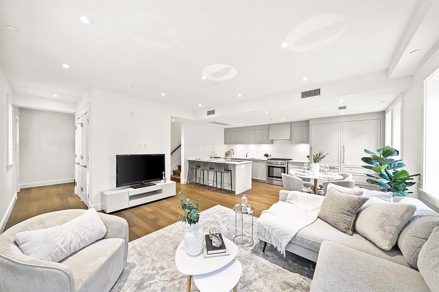 2 5819 Highbury Street